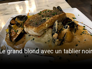 Le grand blond avec un tablier noir